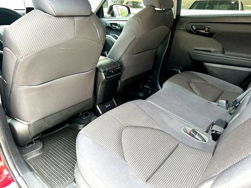 Used 2022 Toyota Highlander LE AWD/4WD image 17