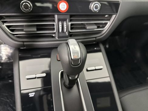 Certified 2024 Porsche Macan S AWD/4WD image 32