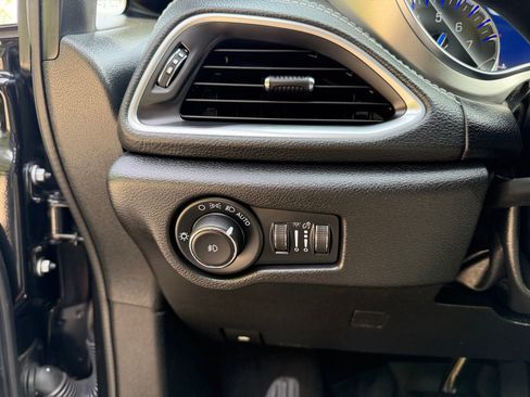 Used 2022 Chrysler Pacifica Limited w/ Uconnect Theater Family Group image 12