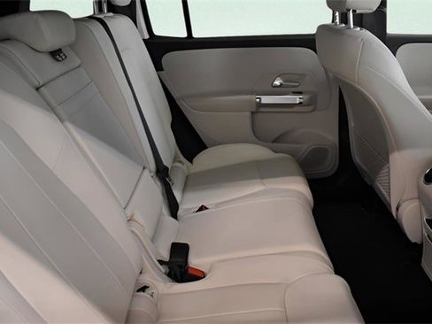 Used 2025 Mercedes-Benz GLB 250 4MATIC w/ Winter Package image 19