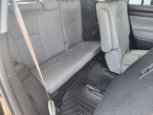Used 2020 Toyota Highlander XLE image 17