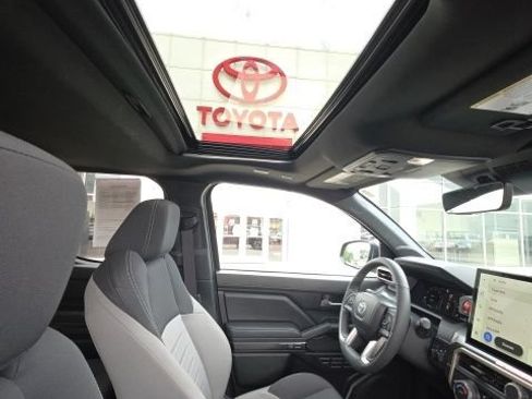 Used 2025 Toyota Tacoma TRD Off-Road AWD/4WD image 22