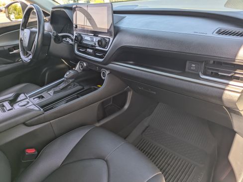 Used 2024 Toyota Grand Highlander XLE FWD image 13