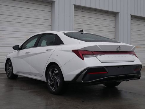 Used 2025 Hyundai Elantra Limited FWD image 7