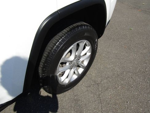 Used 2021 Jeep Grand Cherokee Laredo AWD/4WD image 32