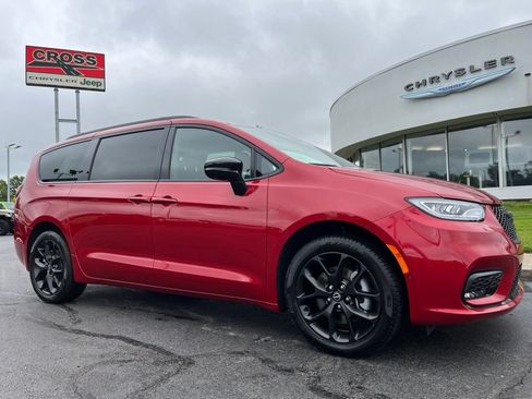 Used 2026 Chrysler Pacifica Limited w/ Uconnect Theater Family Group AWD/4WD image 46