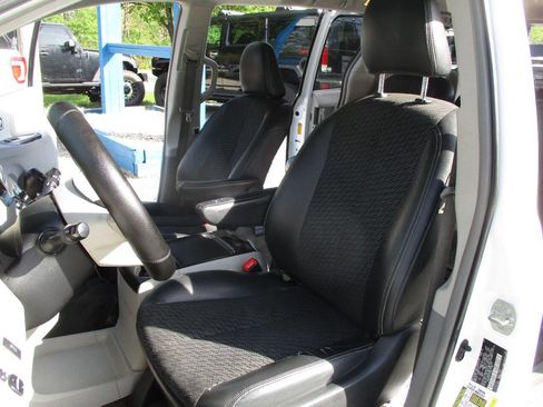 Used 2013 Toyota Sienna SE image 20