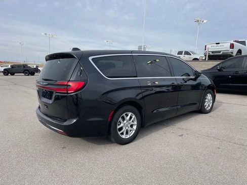 Used 2024 Chrysler Pacifica Touring-L image 5