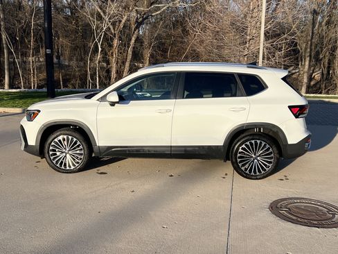 Certified 2025 Volkswagen Taos SE w/ Panoramic Sunroof Package FWD image 7