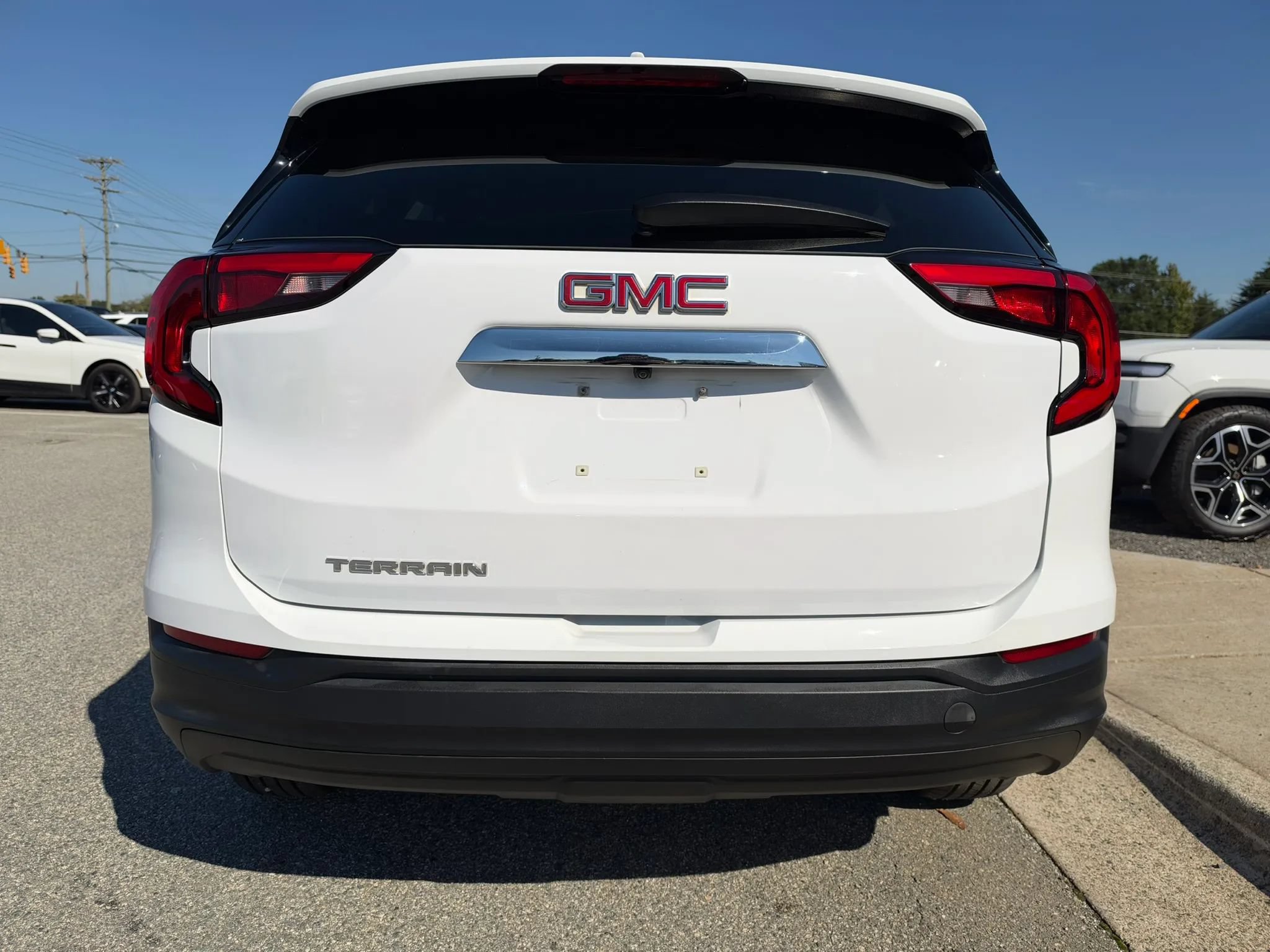Used 2020 GMC Terrain SLE w/ Driver Convenience Package FWD image 4