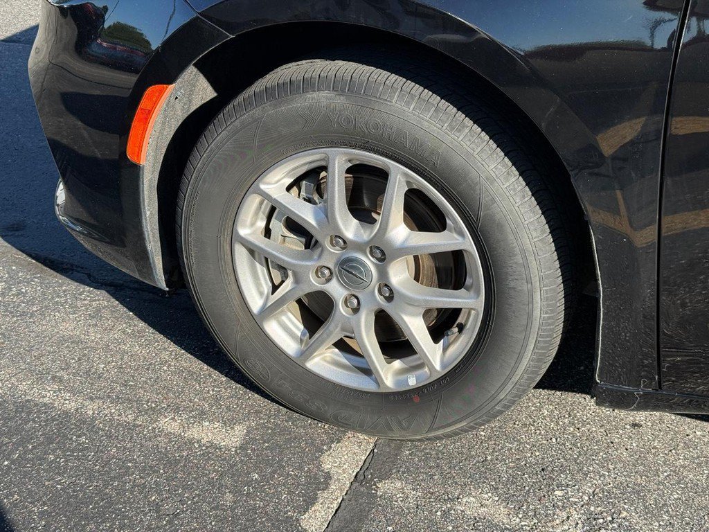 Used 2024 Chrysler Pacifica Touring-L FWD image 14