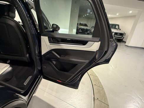 Used 2024 Porsche Cayenne AWD/4WD image 41