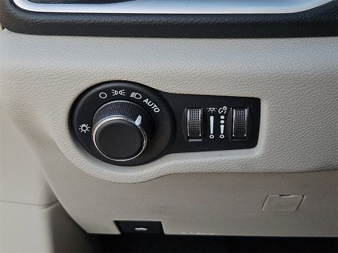 Used 2023 Chrysler Voyager LX image 21