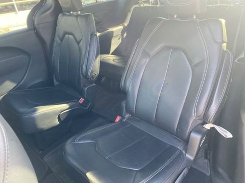 Used 2020 Chrysler Pacifica Touring-L image 12