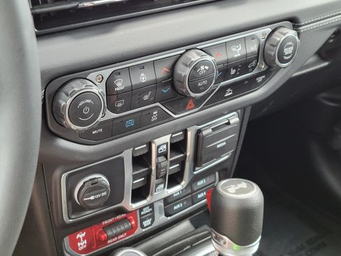 Used 2025 Jeep Wrangler Unlimited Rubicon 4xe w/ Convenience Group AWD/4WD image 14