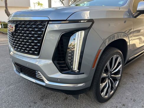 Used 2025 Cadillac Escalade ESV Premium Luxury w/ Touring Package image 16