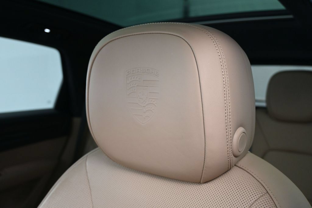 Certified 2022 Porsche Cayenne Platinum Edition AWD/4WD image 17