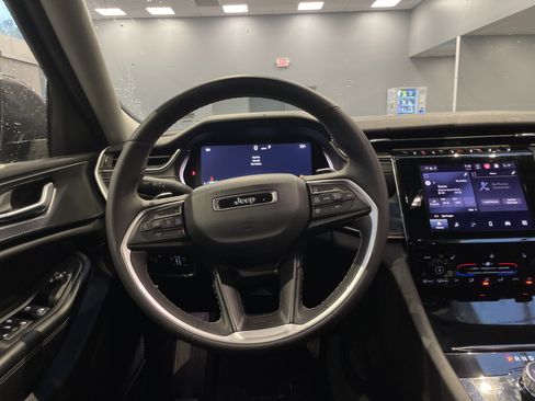 Used 2023 Jeep Grand Cherokee Laredo w/ Luxury Tech Group I RWD image 19