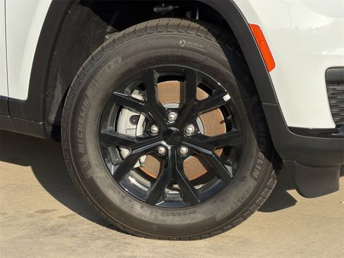 New 2025 Jeep Grand Cherokee L Altitude image 8