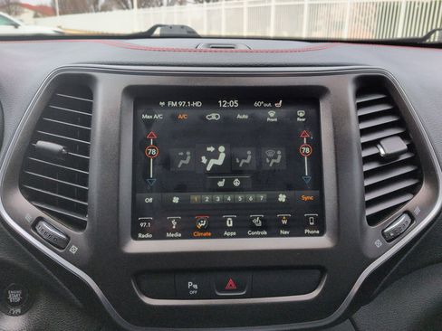 Used 2019 Jeep Cherokee Trailhawk w/ Comfort/Convenience Group image 17