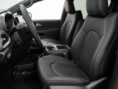 Certified 2025 Chrysler Pacifica Select image 18