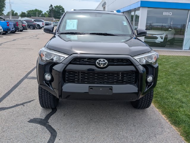 Used 2018 Toyota 4Runner SR5 AWD/4WD image 30