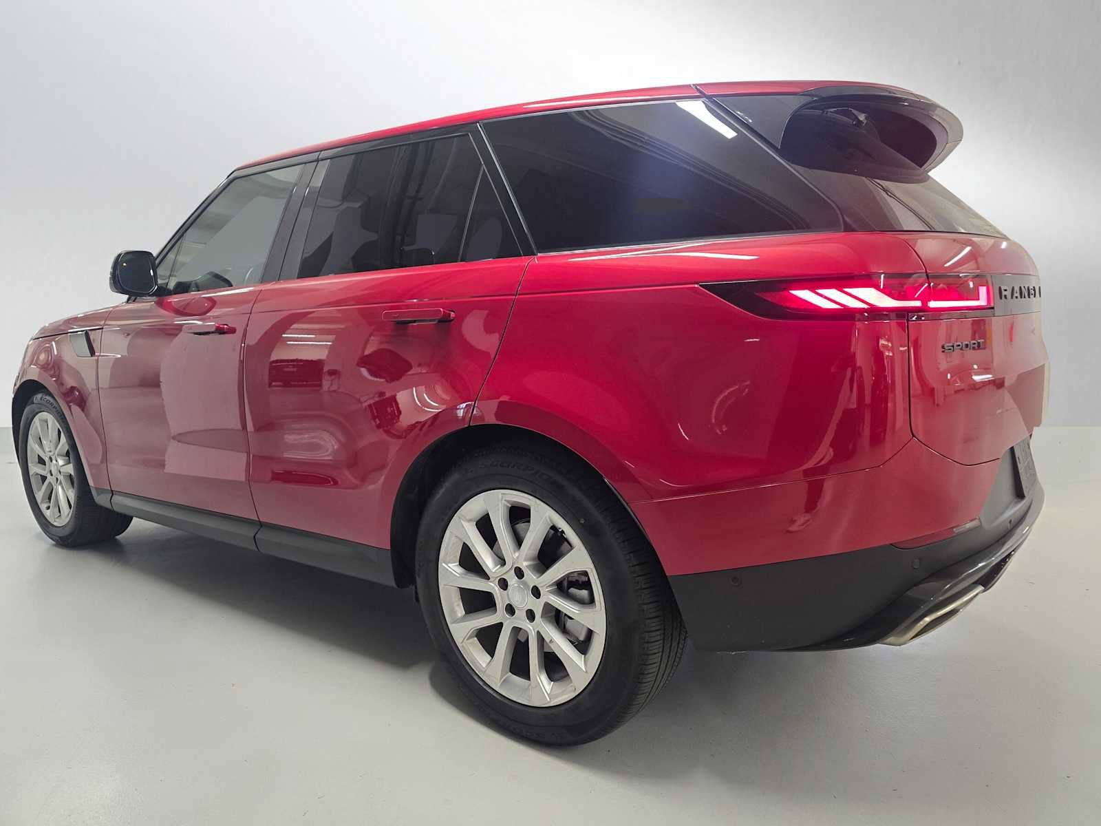 Used 2025 Land Rover Range Rover Sport SE AWD/4WD image 3