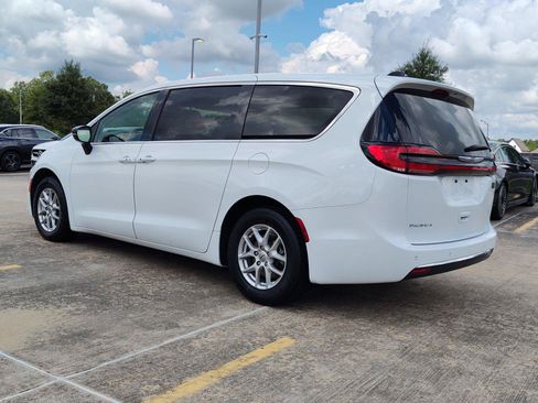 Used 2024 Chrysler Pacifica Touring-L FWD image 4