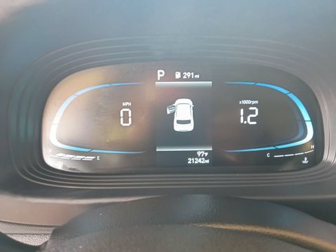 Used 2025 Hyundai Venue SEL FWD image 2