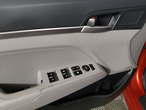 Used 2019 Hyundai Elantra SE FWD image 27