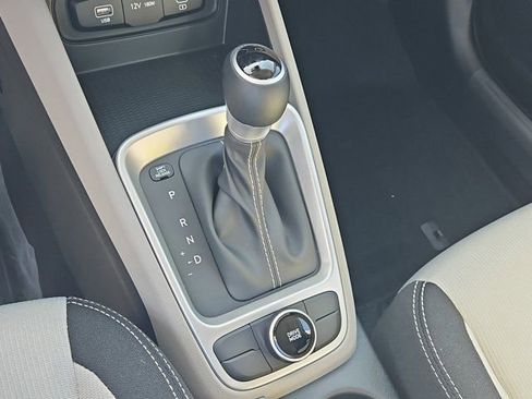 Certified 2025 Hyundai Venue SEL image 25