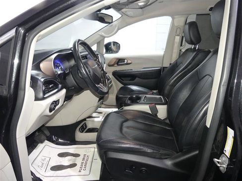 Used 2018 Chrysler Pacifica Touring-L Plus FWD image 21