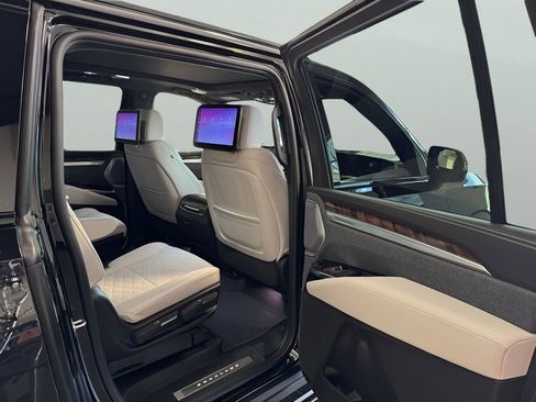 New 2026 Cadillac Escalade ESV Platinum Sport w/ LPO, ONYX Package AWD/4WD image 10