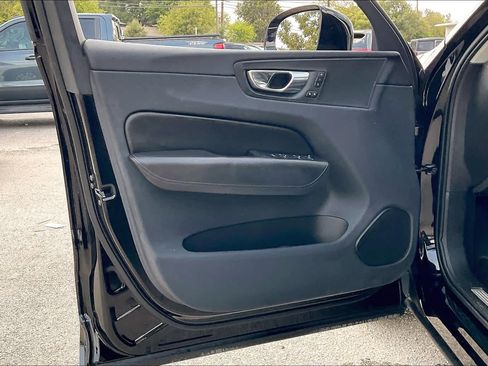 Used 2019 Volvo XC60 T5 Momentum FWD image 21