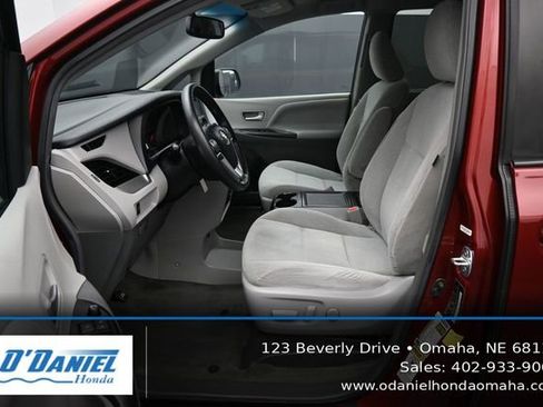 Used 2017 Toyota Sienna LE FWD image 25