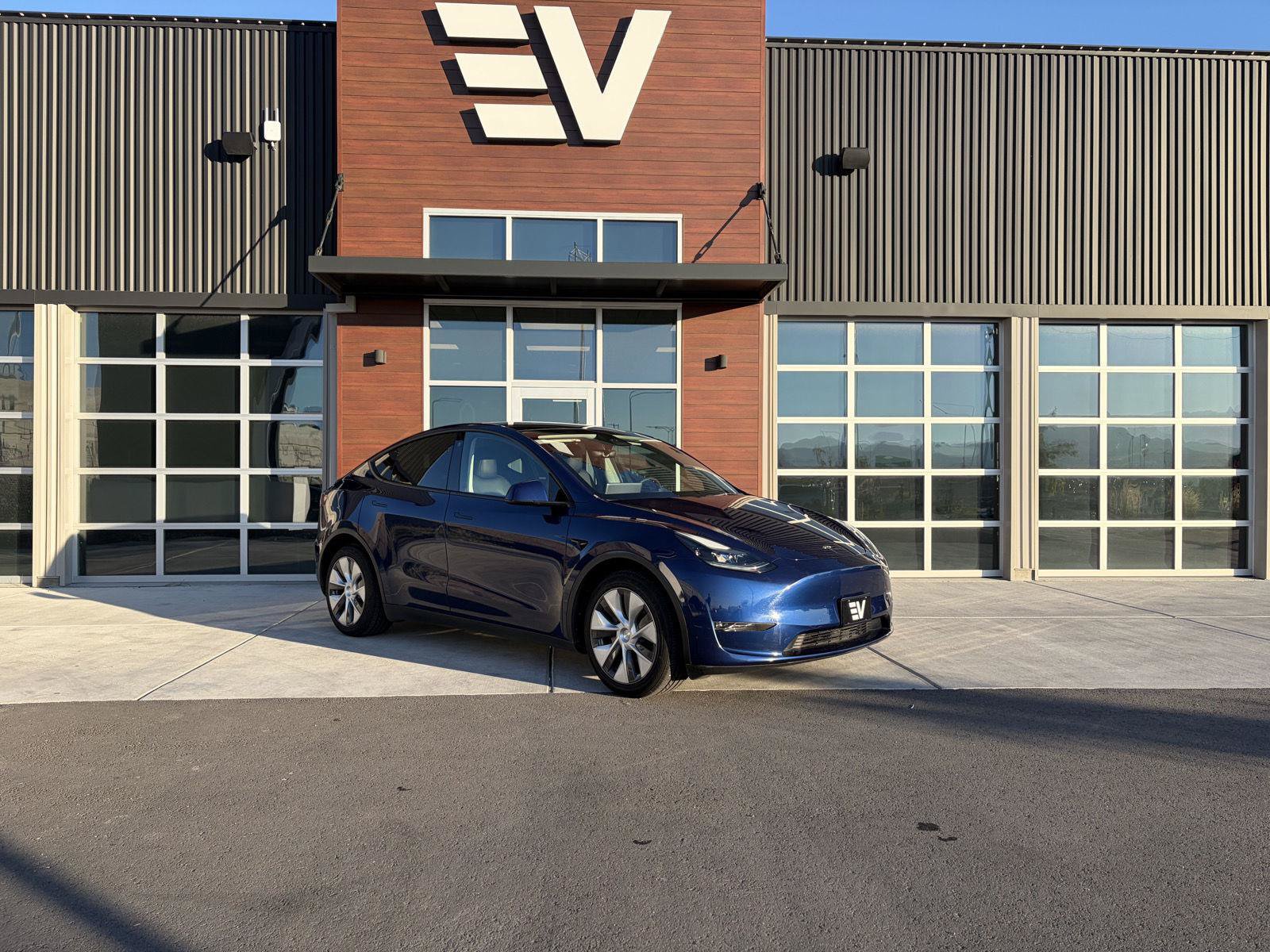 Used 2022 Tesla Model Y Long Range AWD/4WD image 1