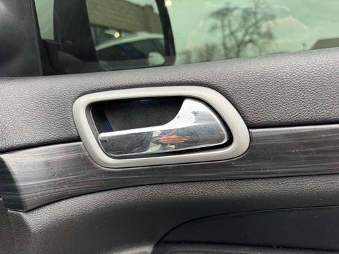 Used 2019 Jeep Grand Cherokee Laredo w/ Security & Convenience Group image 29