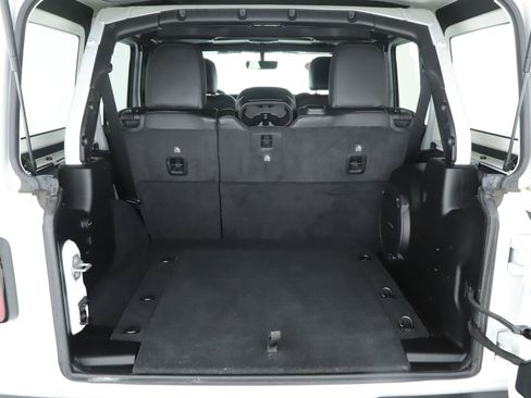 Used 2022 Jeep Wrangler Unlimited Sahara AWD/4WD image 19