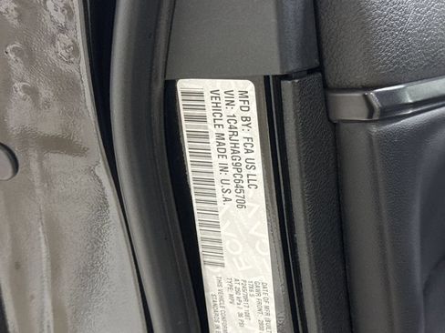 Used 2023 Jeep Grand Cherokee Laredo AWD/4WD image 27