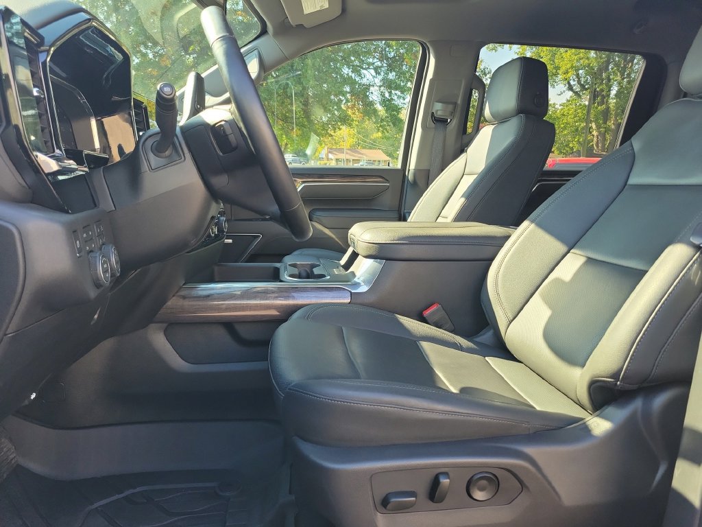 Used 2025 Chevrolet Silverado 3500 LTZ w/ LTZ Convenience Package AWD/4WD image 28