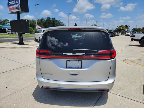Used 2024 Chrysler Pacifica Touring-L FWD image 4