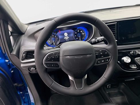 New 2027 Chrysler Pacifica Select FWD image 11