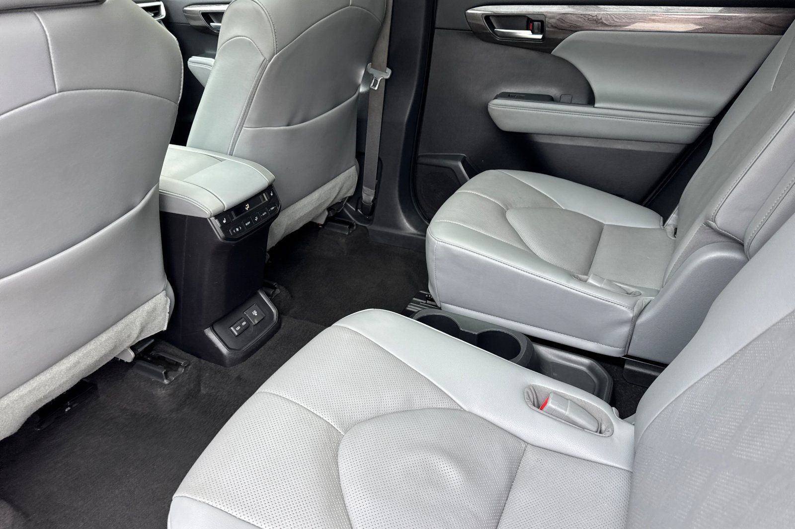 Used 2023 Toyota Highlander Platinum FWD image 14