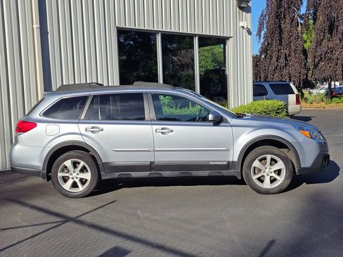 Used 2014 Subaru Outback 2.5i Premium w/ Moonroof Package AWD/4WD image 3