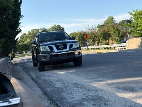 Used 2011 Nissan Frontier SV w/ SV Premium Utility Pkg AWD/4WD image 1