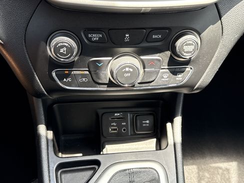 Used 2014 Jeep Cherokee Latitude image 17