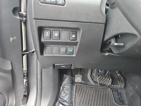 Used 2020 Nissan Rogue S FWD image 24