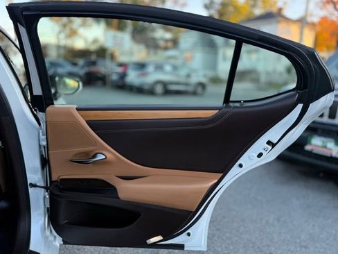 Used 2019 Lexus ES 300h w/ Luxury Package image 26