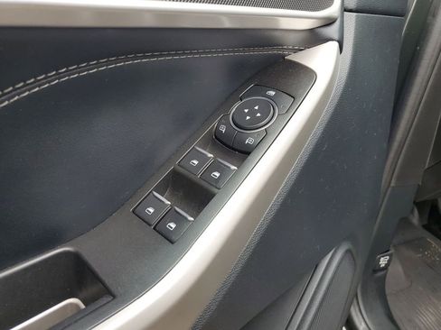 Used 2022 Ford Explorer XLT image 12