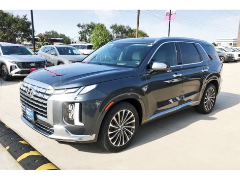 Used 2024 Hyundai Palisade Calligraphy FWD image 3